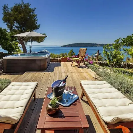 Martin -idylic Location & View In Park Forest