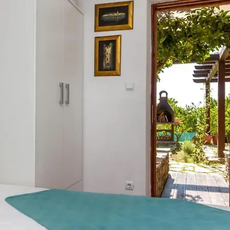 Martin -idylic Location & View In Park Forest